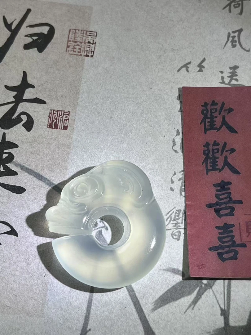 天然国石岫玉，白冰料玉猪龙，尺寸36mm手工古法
