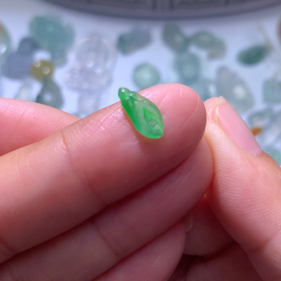 定制翡翠未镶嵌阳绿蟹钳