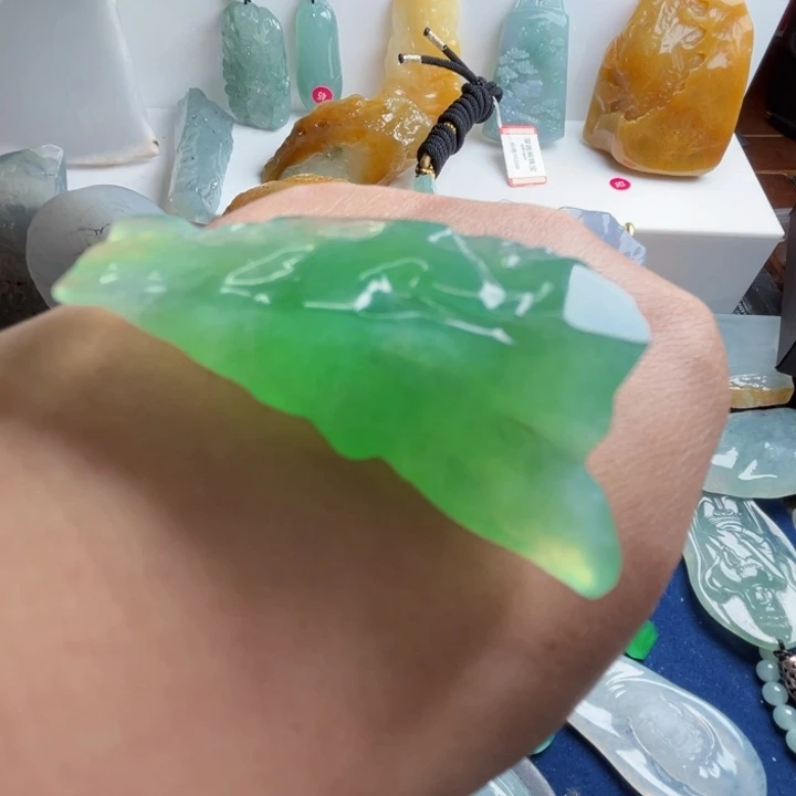 陆***o翡翠未镶嵌颈饰天然翡翠