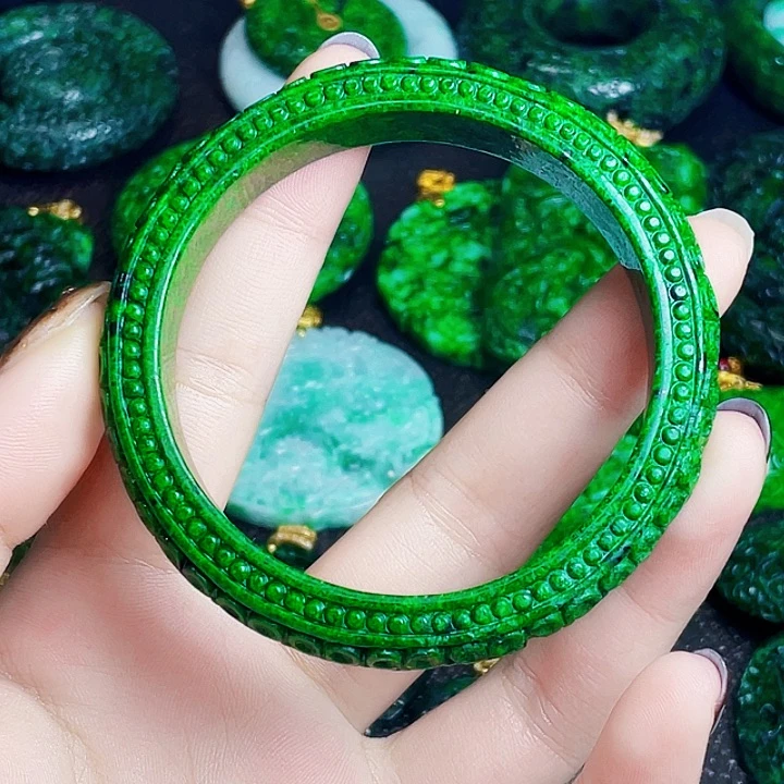 翡翠未镶嵌颈饰多样性