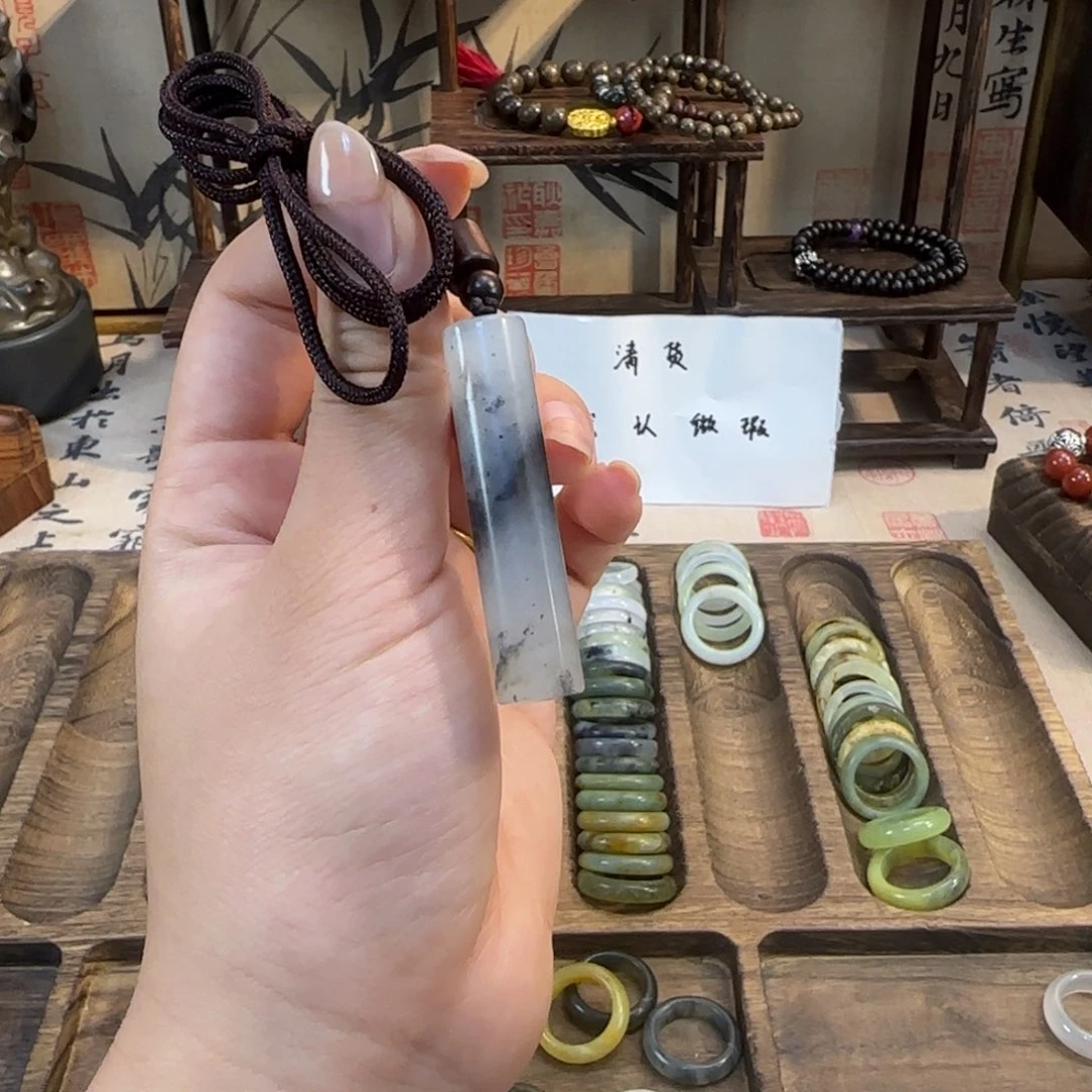 蛇纹石玉颈饰合金