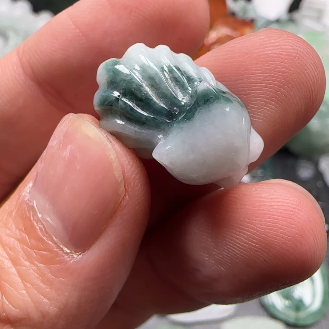 翡翠未镶嵌颈饰小狐狸