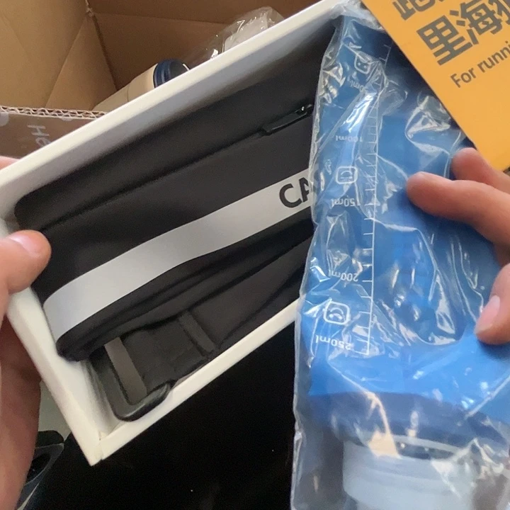 运动便携水杯腰包套装。