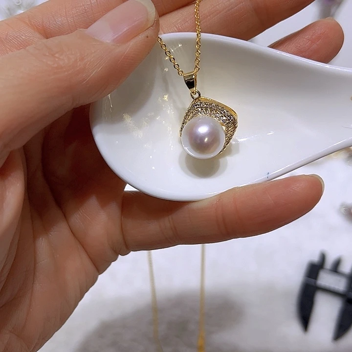 淡水珍珠白珠金色方糖吊坠银S925镶嵌