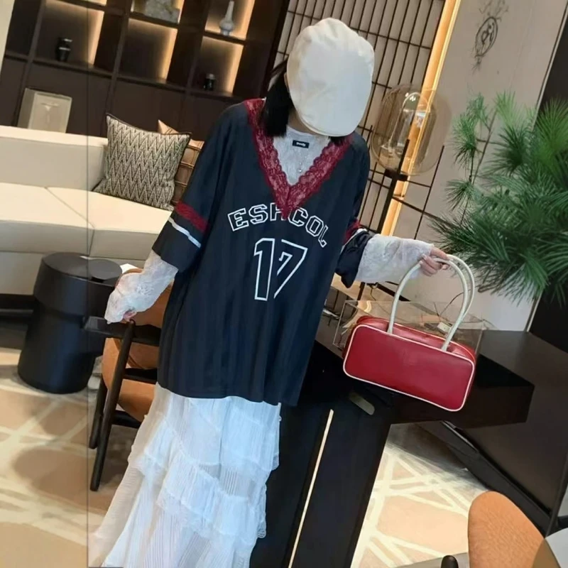 【十七红色蕾丝V领球衣】2025夏新品字母数字印花拼接宽松中袖T恤