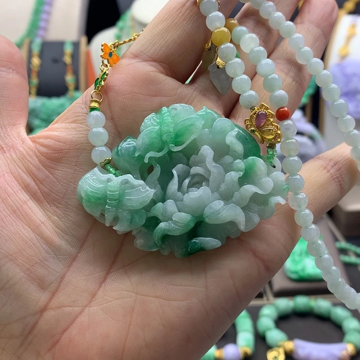 翡翠吊坠(赠链)未镶嵌