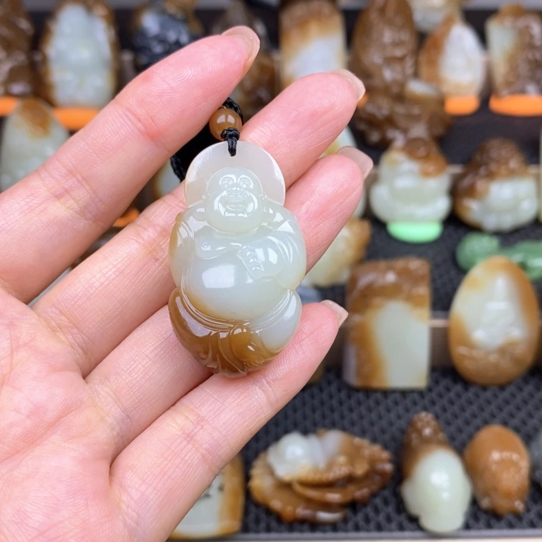 凌***尘和田玉未镶嵌颈饰