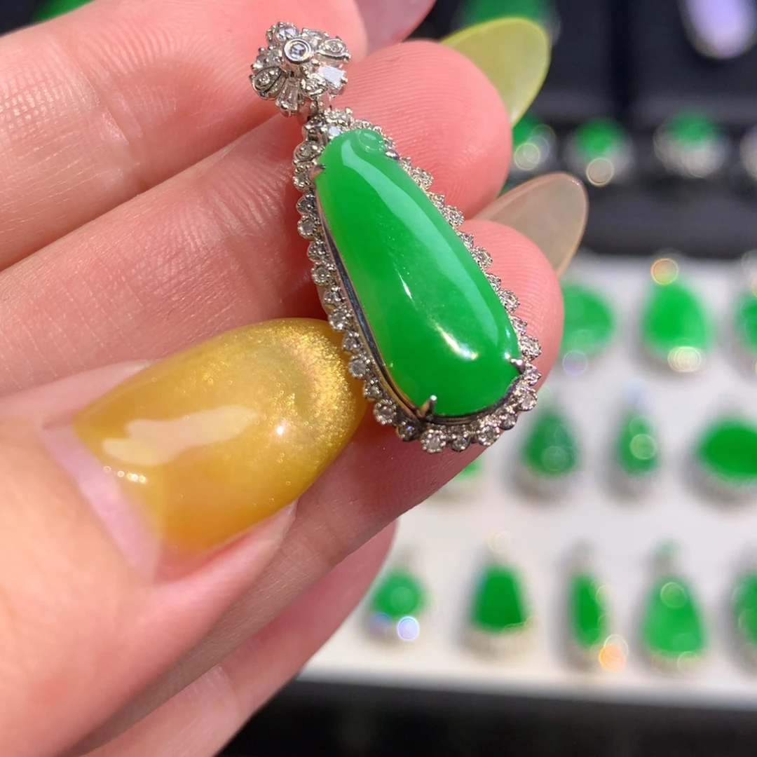 翡翠18K金镶嵌颈饰吊坠