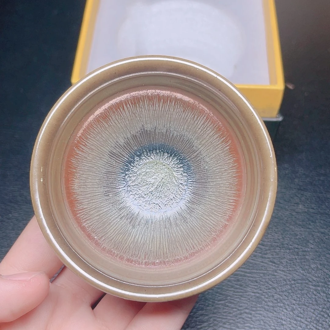 茶盏滴滴答答地流着