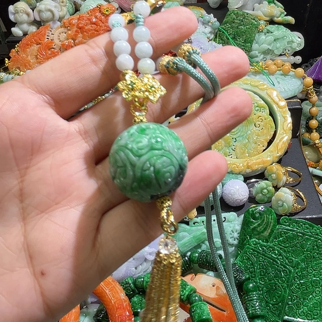 翡翠未镶嵌颈饰待编织