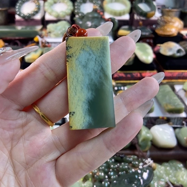 颈饰未镶嵌岫岩河磨玉（透闪石质玉）南**者