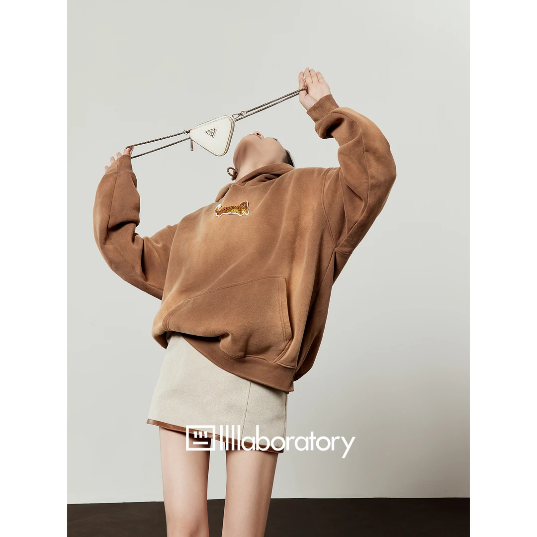 「出品」棕色卫衣女2025秋季新款豹纹刺绣水洗做旧连帽上衣