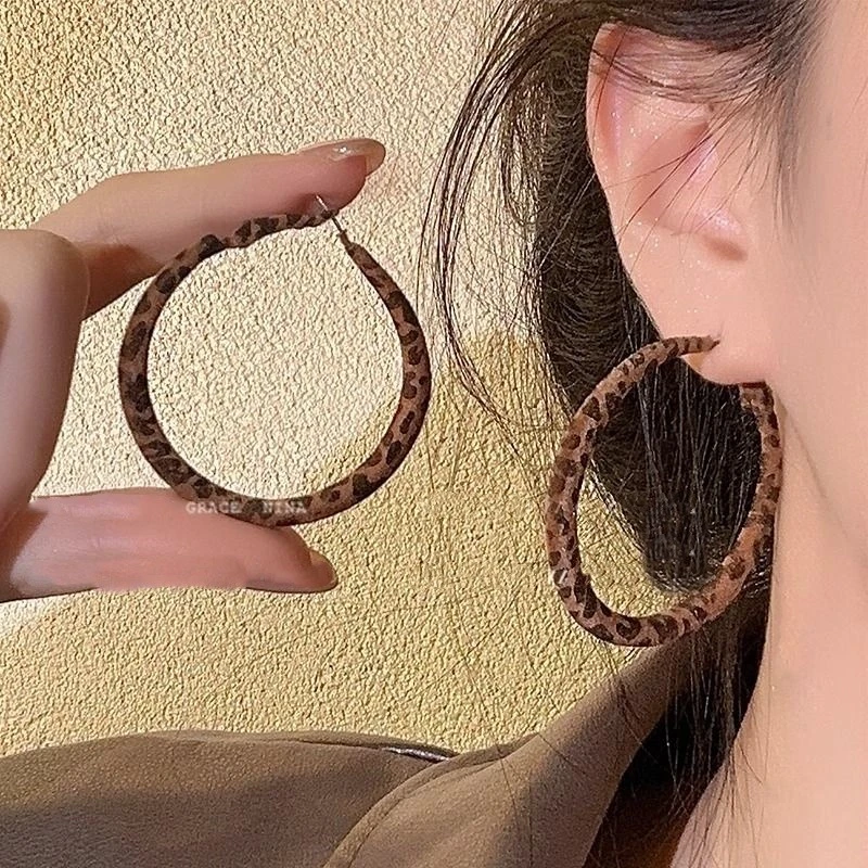 有被辣到!复古港风豹纹圆圈耳环女秋冬高级感耳钉气质方圆脸耳饰