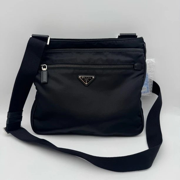 95新 Prada/普拉达 97新黑色尼龙降落伞斜挎包/男士2733