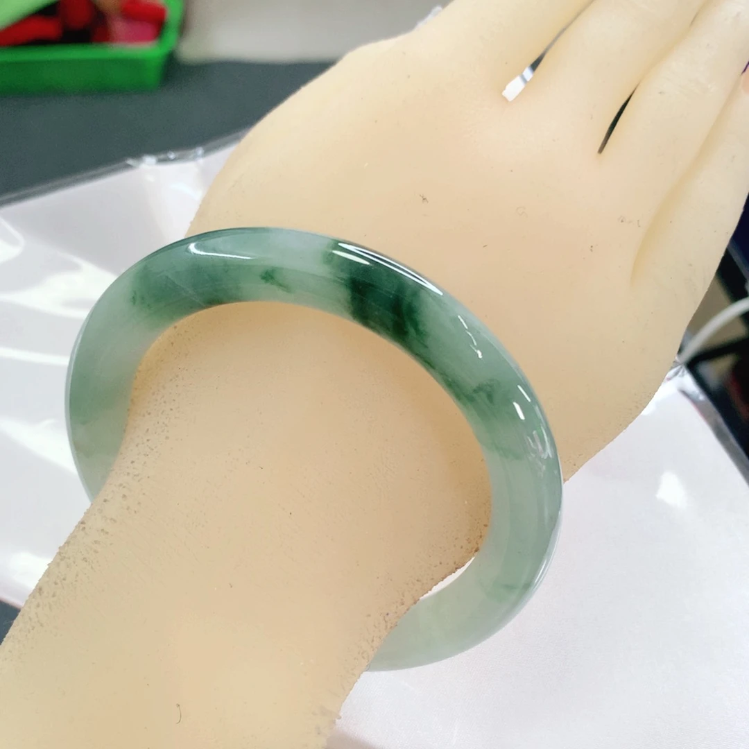 翡翠手镯未镶嵌61。