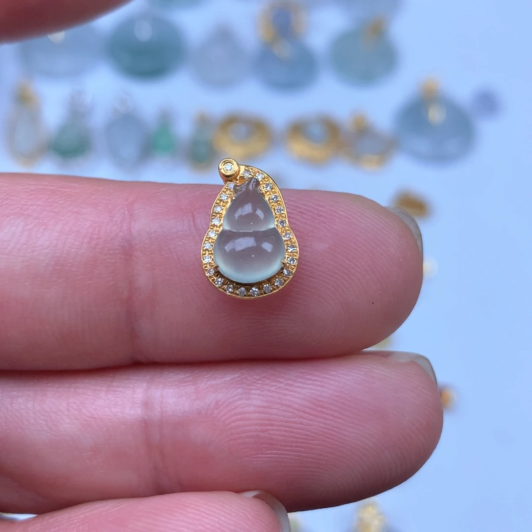 翡翠18K金镶嵌颈饰葫芦