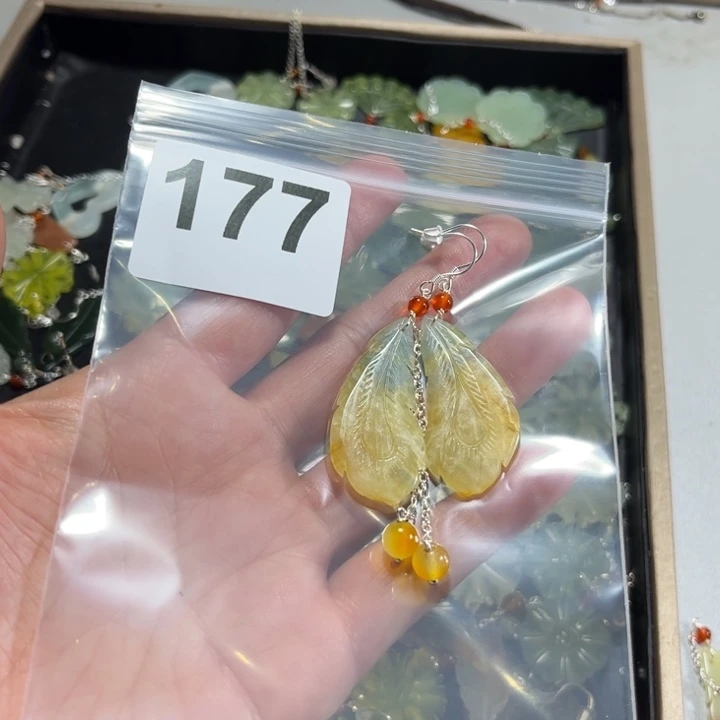 蛇纹石玉耳饰未镶嵌白*