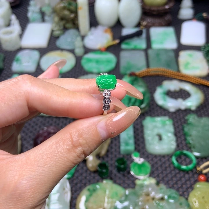 举***手18K金镶嵌挂件翡翠清