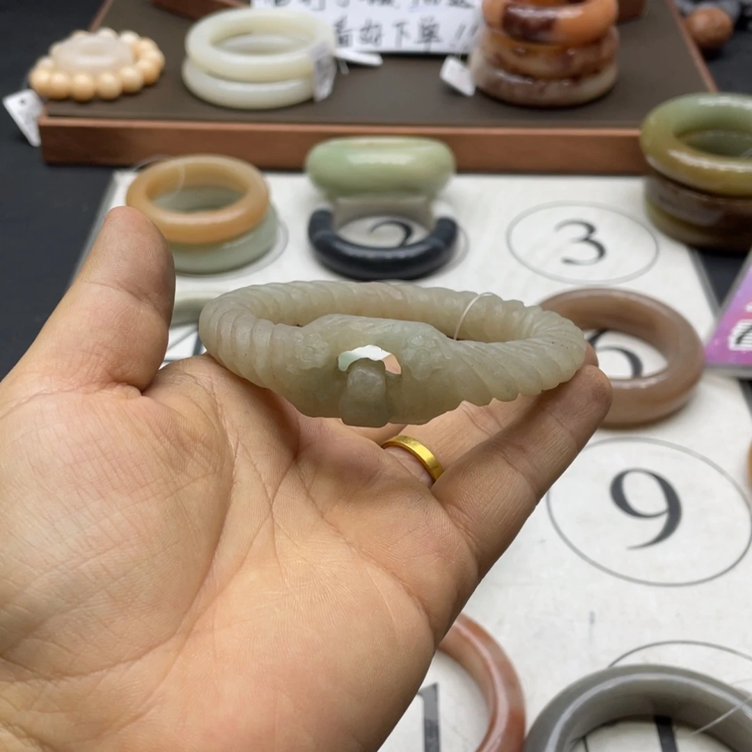 用***8石英岩玉未镶嵌手镯