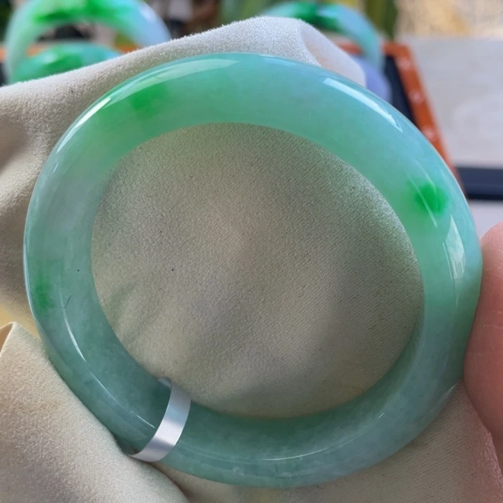 翡翠未镶嵌手镯缅甸翡翠