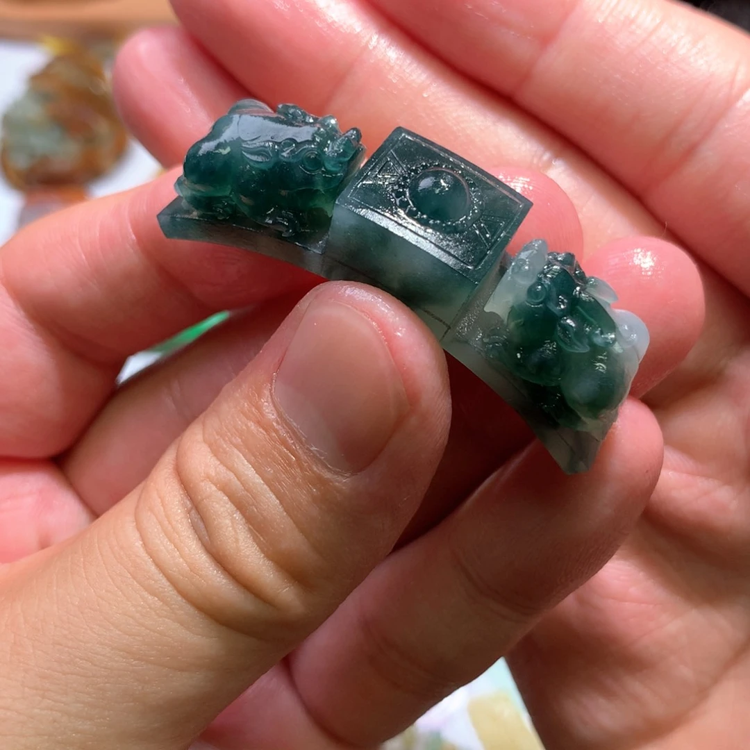 定制翡翠未镶嵌昌手牌