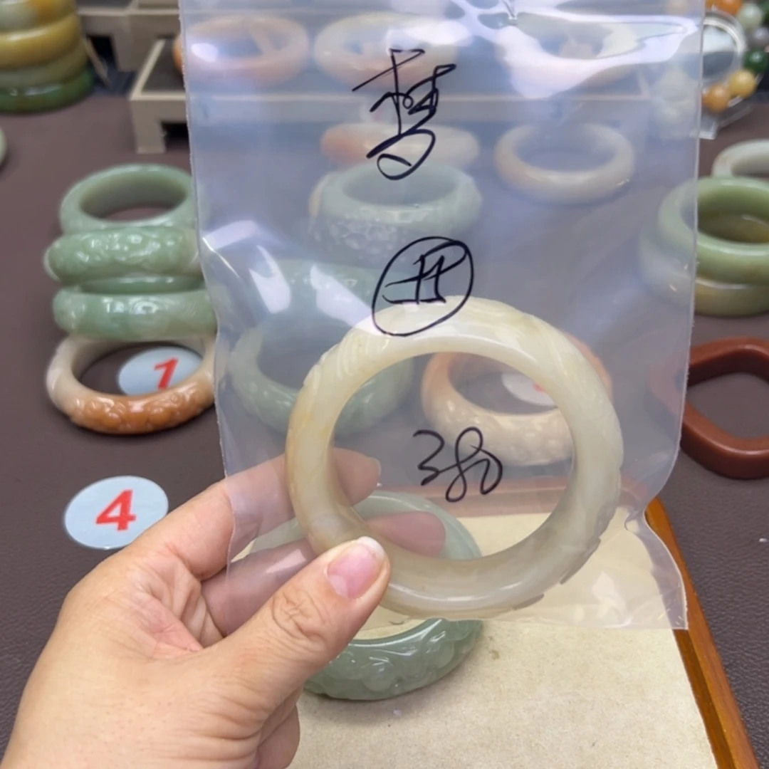 石英质玉未镶嵌手镯梦***牛