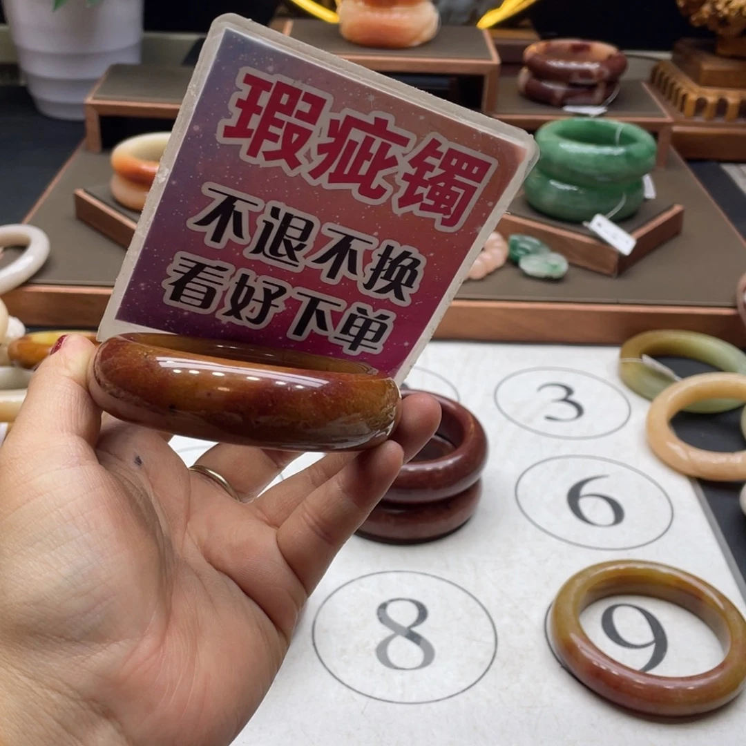王***子石英岩玉未镶嵌手镯