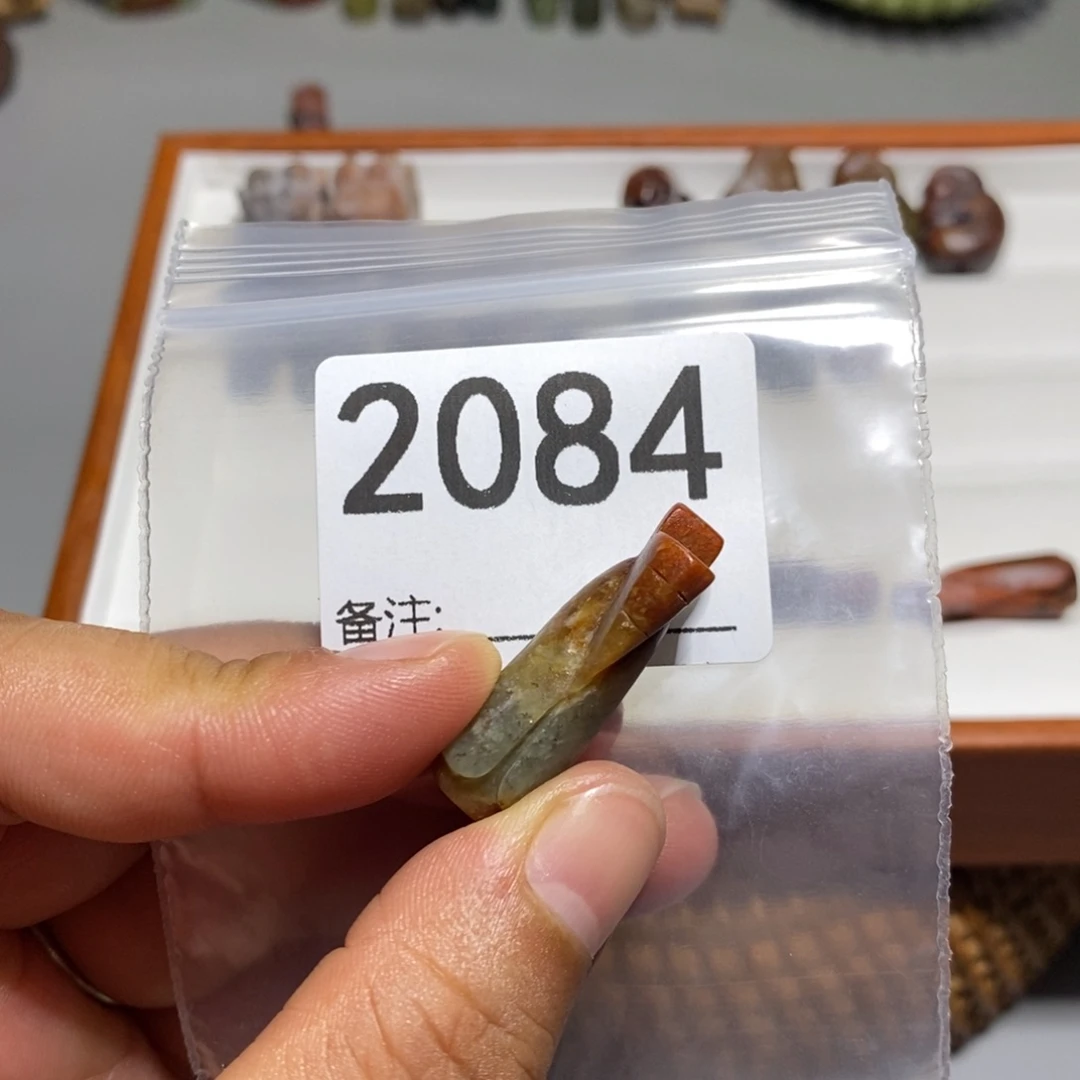 颈饰未镶嵌透闪石质玉琪**胜