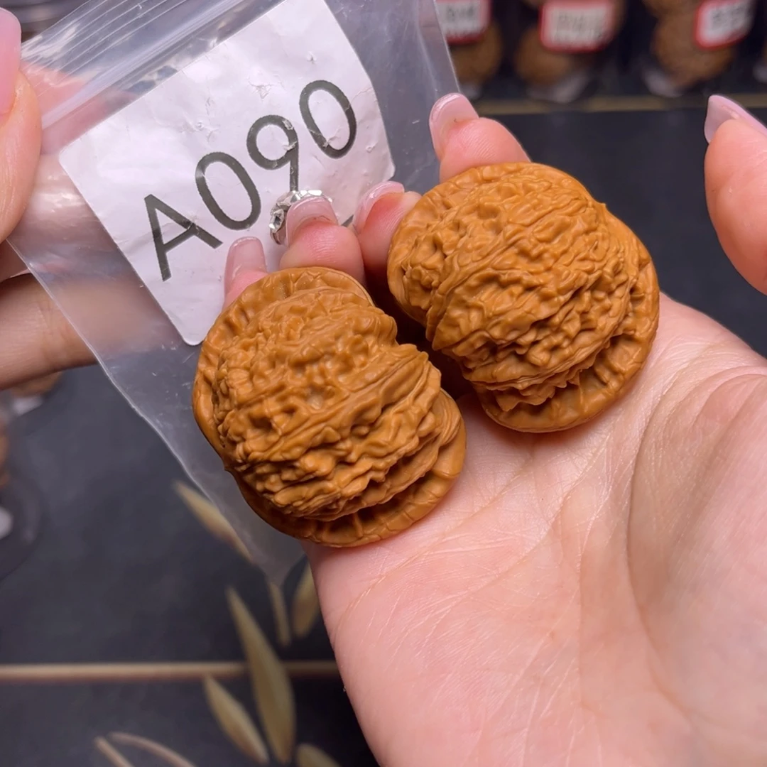 文玩核桃吊坠白狮子45