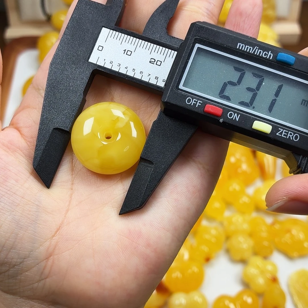 蜜蜡未镶嵌颈饰俄料妖花平安扣