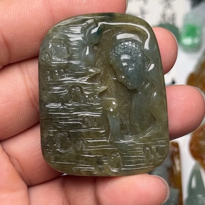 翡翠未镶嵌颈饰佛观天下