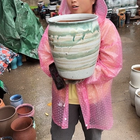 口25高30瑕疵底部鼓包。