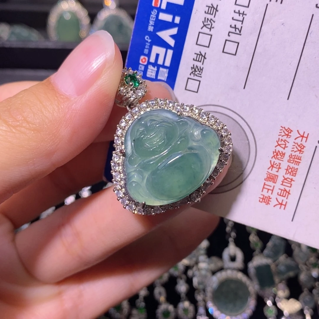 翡翠未镶嵌颈饰有黑点