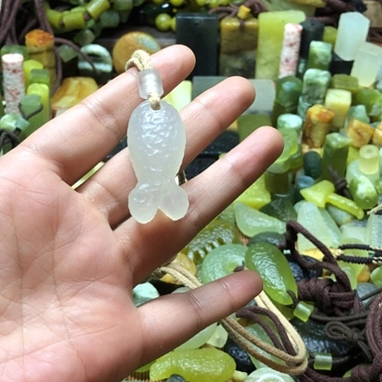 未镶嵌岫玉吊坠于***姐