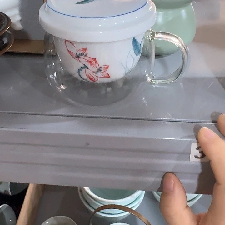 主人杯一个，瓷。。品茗瓷