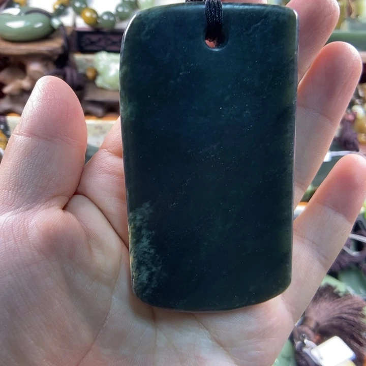 未镶嵌岫岩河磨玉（透闪石质玉）把件