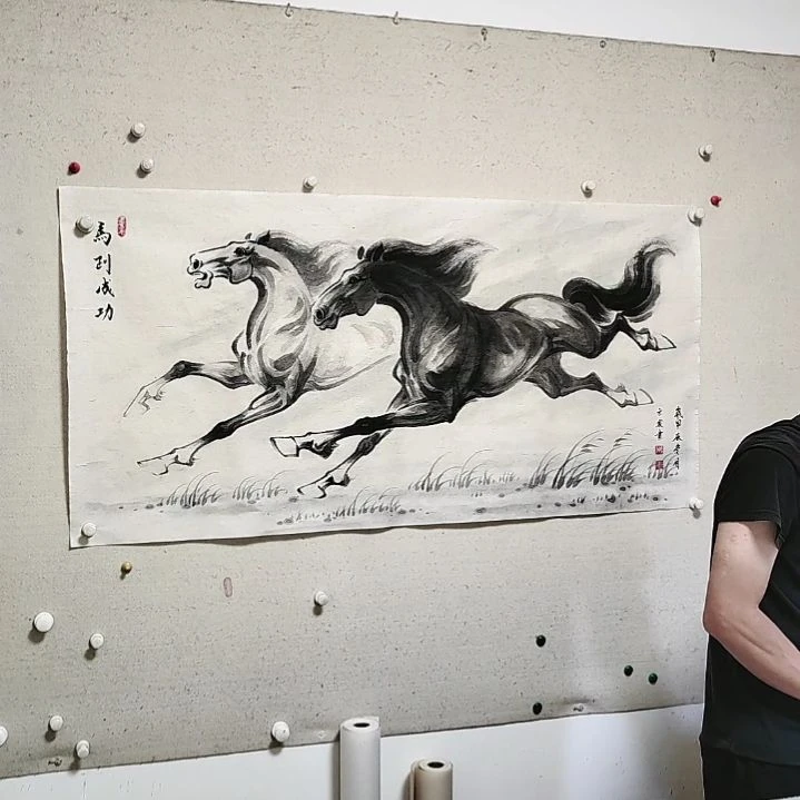 横款周士宸水墨写意奔马作品/