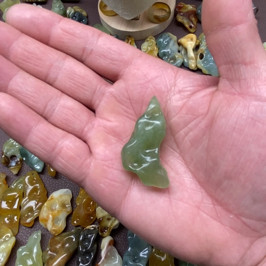 k***～蛇纹石玉未镶嵌颈饰