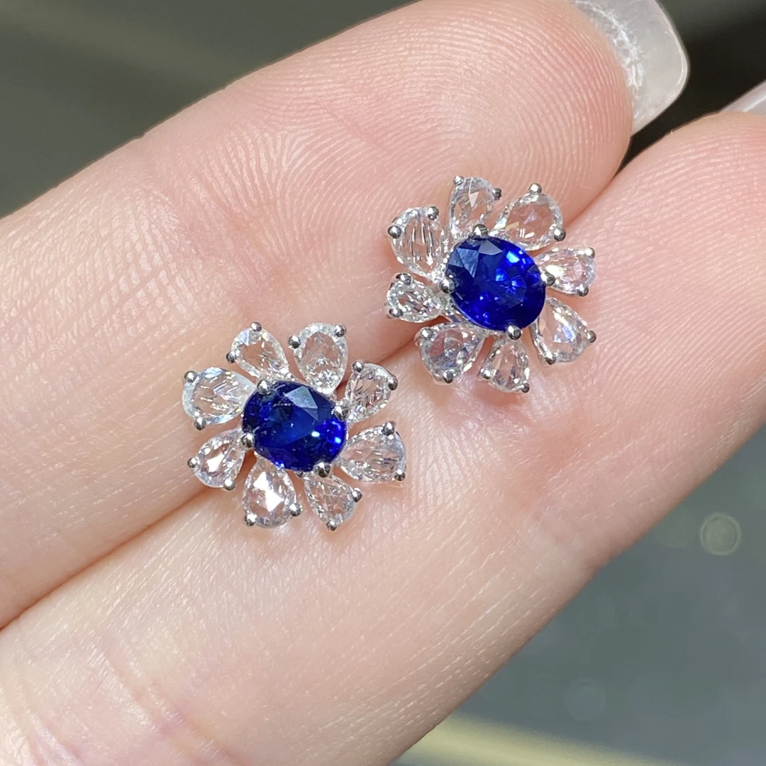 18K金蓝宝石耳钉花花款 约1.3ct 精致大气款