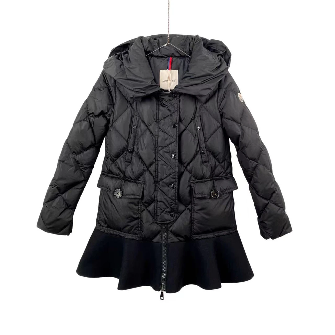 95新 MONCLER AA1418 荷叶边袖标羽绒服 0码
