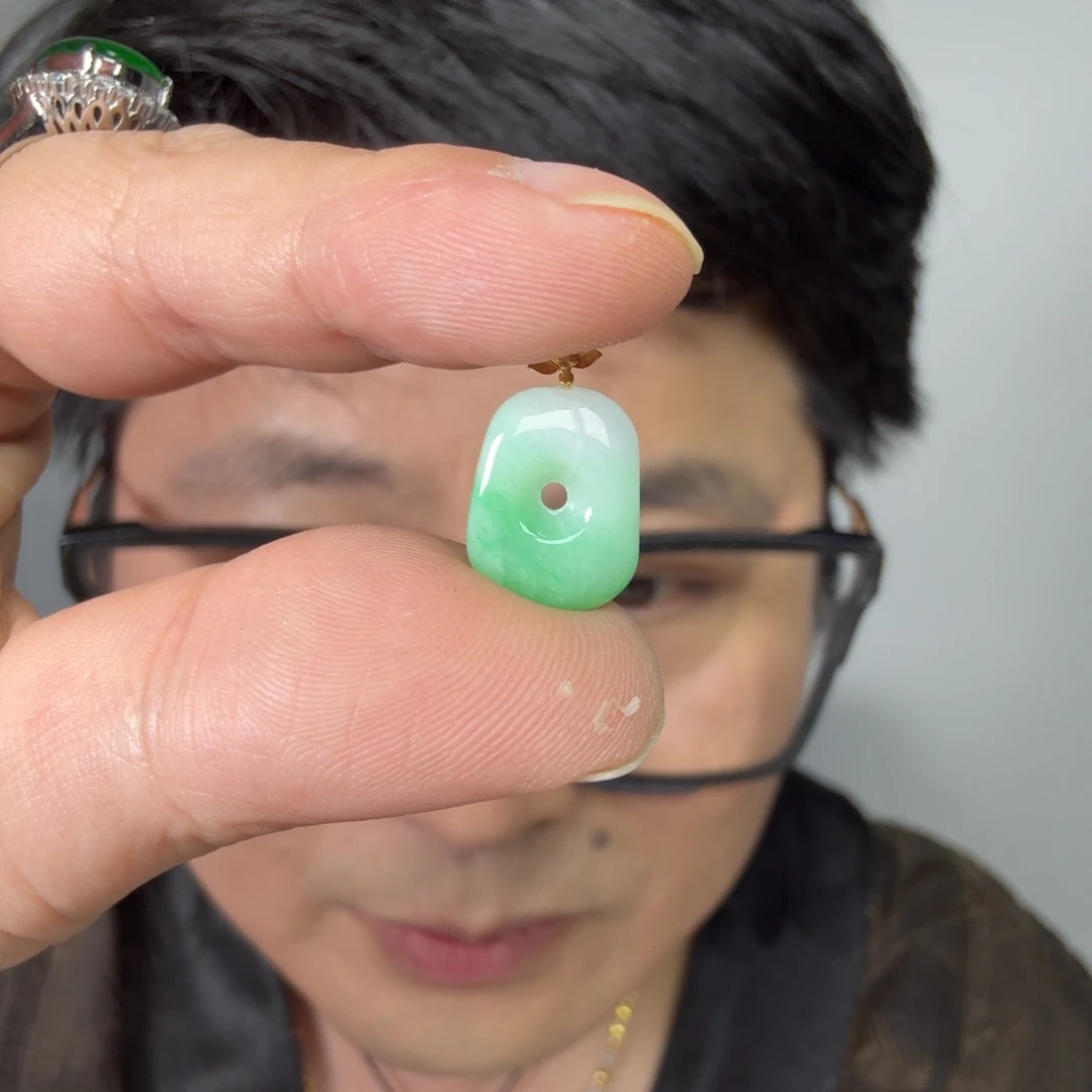 翡翠18K金镶嵌颈饰一件