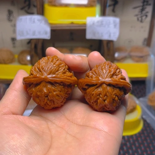 文玩核桃吊坠白狮