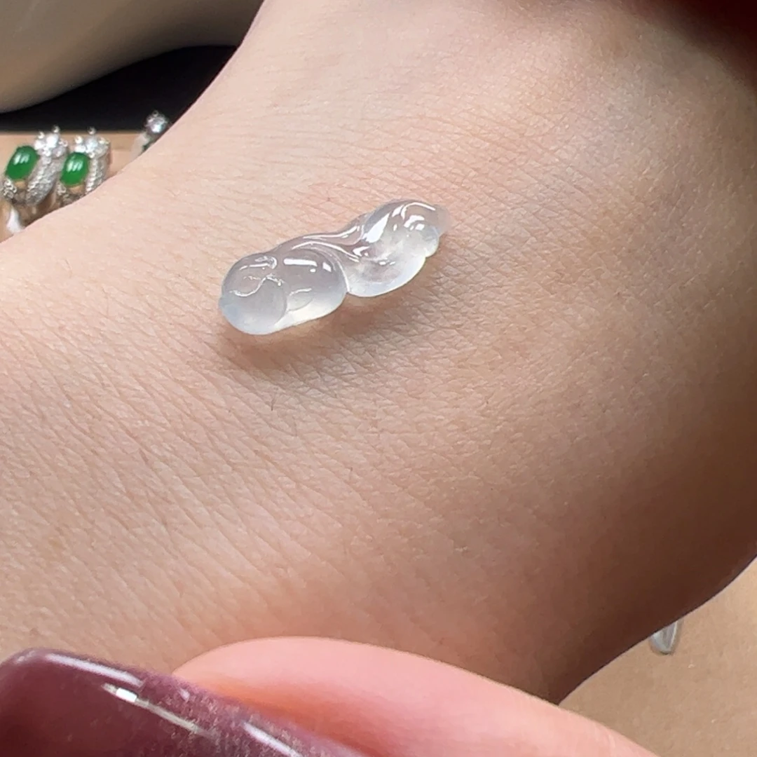 翡翠未镶嵌颈饰鱼