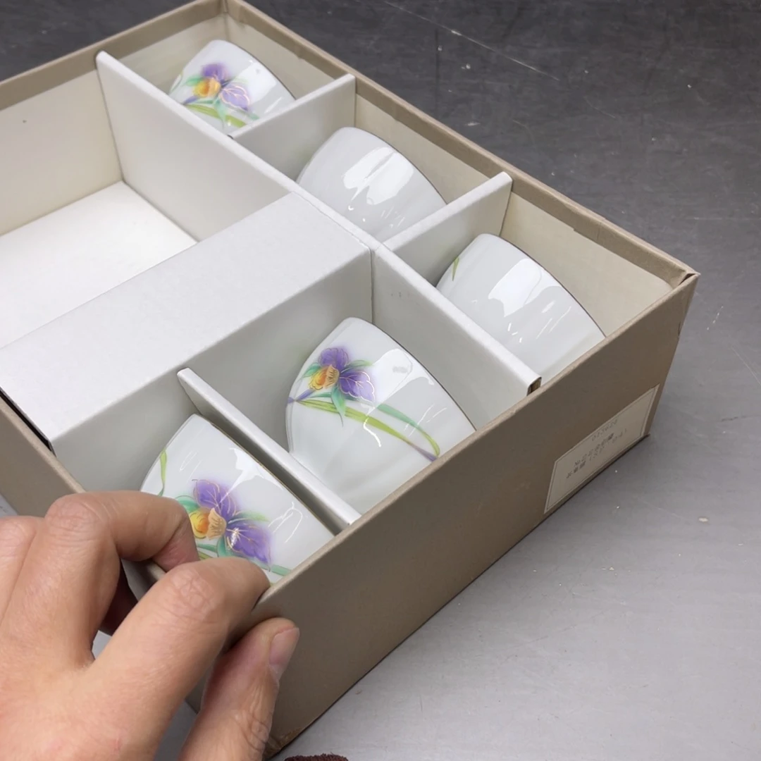 瓷片雅*居密密麻麻地铺满一层