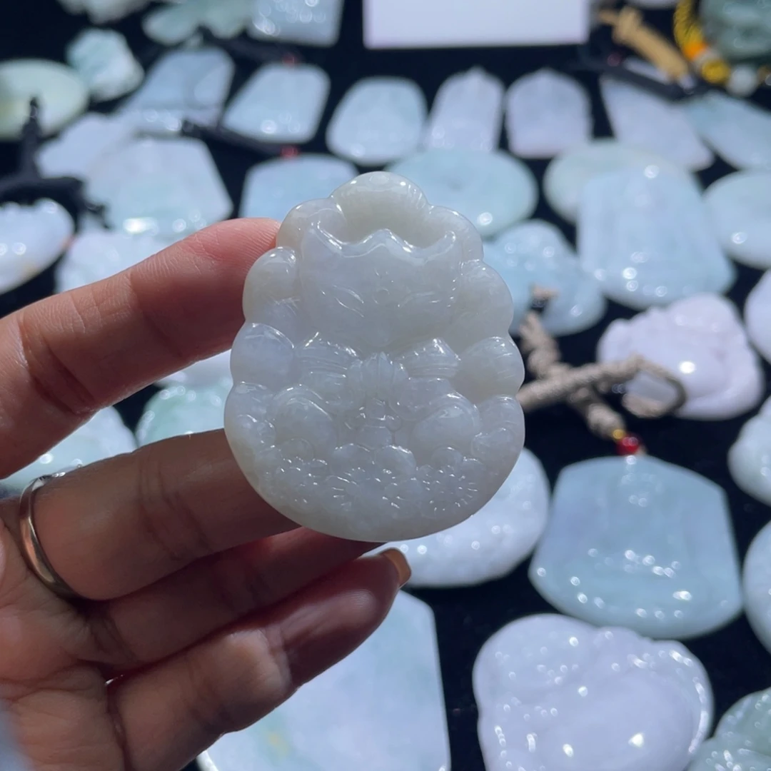 翡翠未镶嵌颈饰狐狸