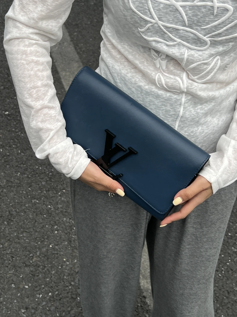 95新 LouisVuitton/路易威登 牛皮大logo手拿包，尺寸 25 15，