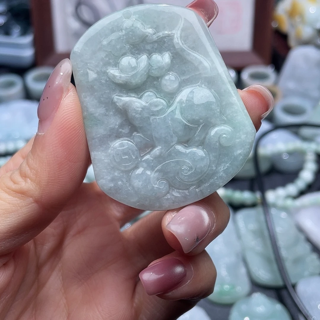 翡翠未镶嵌颈饰有裂