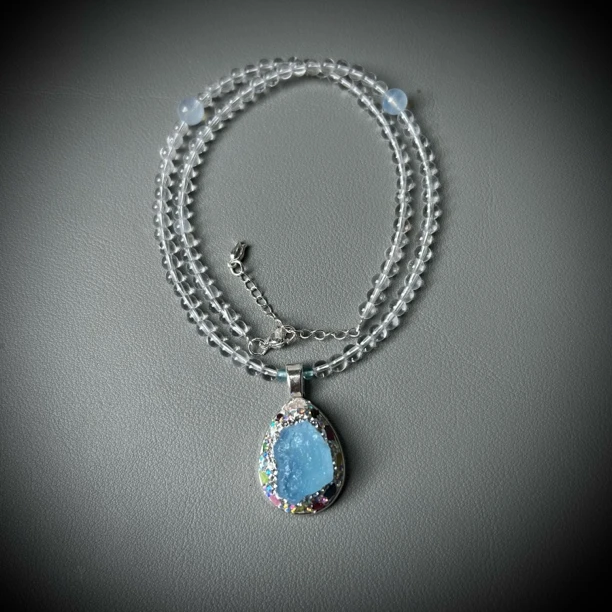 天然海蓝宝随形吊坠，碧玺镶嵌，白水晶链子，多样性发其一