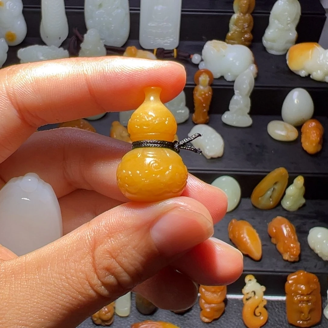 坚***生和田玉未镶嵌颈饰