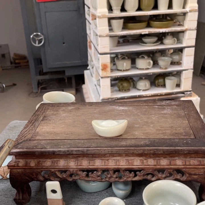 摆件月白釉实心小元宝